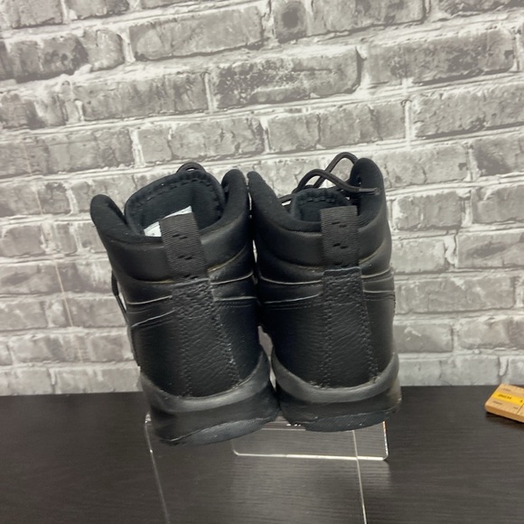 Nike - Picture 4 of 10